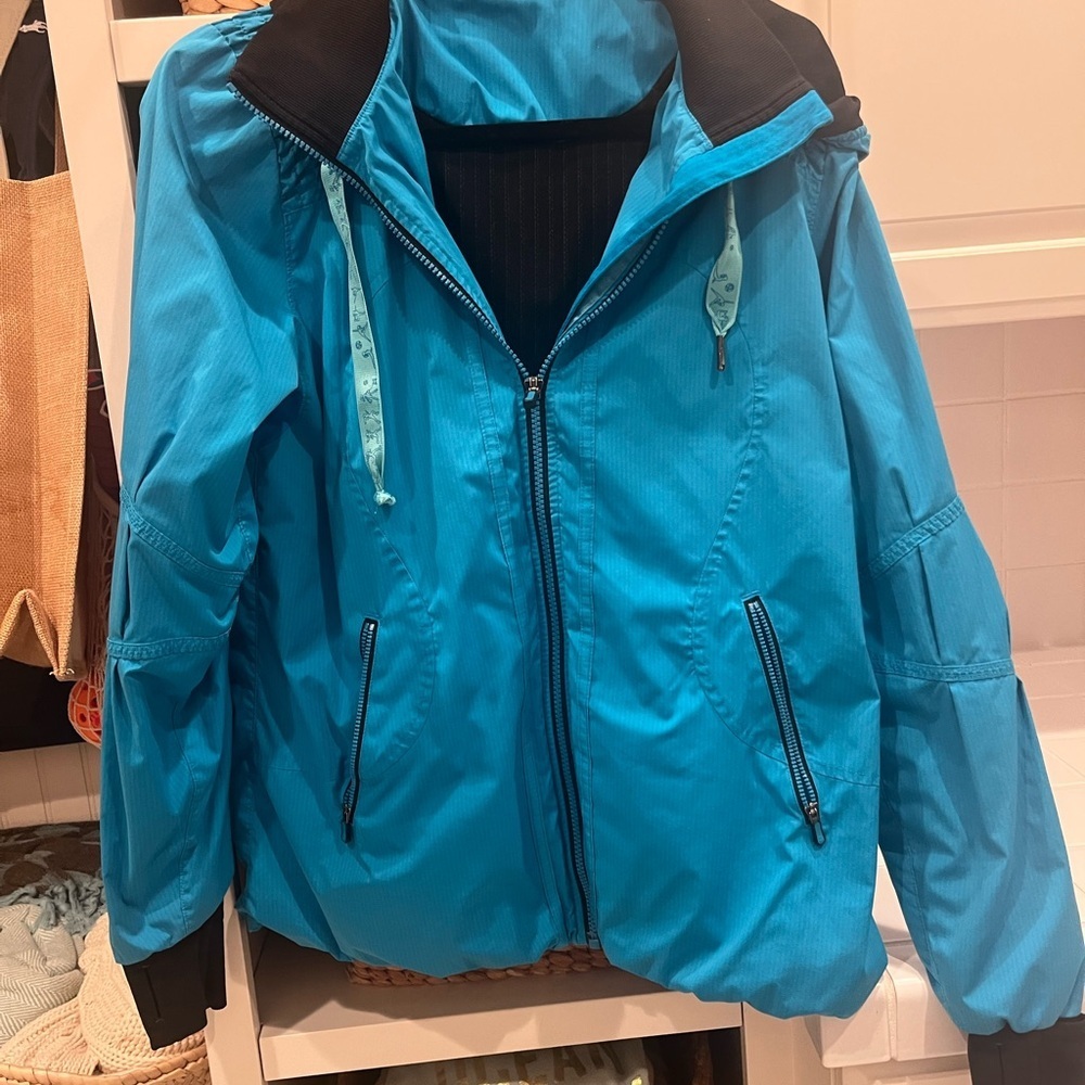 🍋Lululemon Athletica Black‎ and Blue Jacket